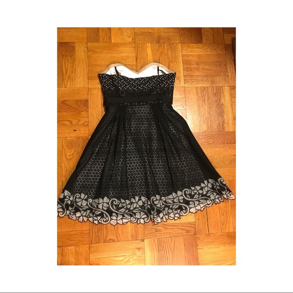 BCBG black eyelets with visible white underlay - Picture 3 of 6